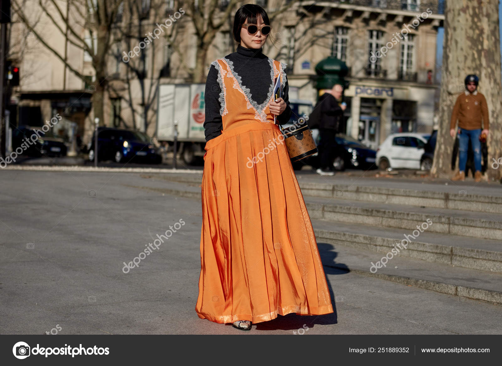 Una Mujer Moda Traje Moda Representa Calle Durante Semana Moda Foto editorial de stock 251889352 ChinaImages