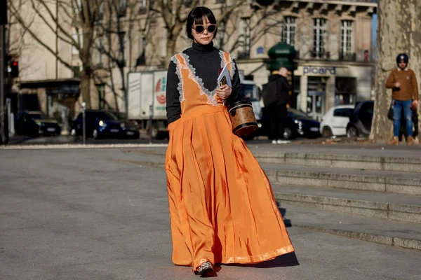 Una Mujer Moda Traje Moda Representa Calle Durante Semana Moda — Foto de Stock