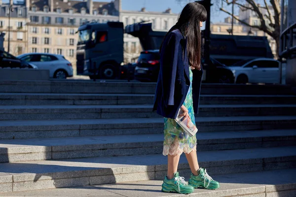 Moderní Žena Módní Oblečení Vyobrazena Ulici Během Pařížské Módní Týden — Stock fotografie