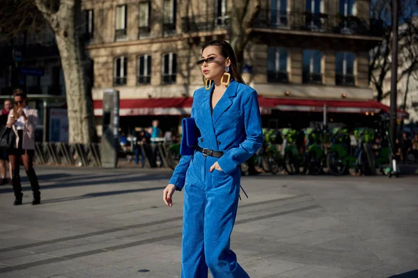 Modna Kobieta Modnym Stroju Jest Zdjęciu Ulicy Podczas Paris Fashion — Zdjęcie stockowe