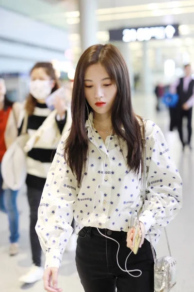 中国女演员兼歌手朱景义于2019年3月18日抵达中国上海的一个机场 — 图库照片