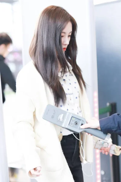 Atriz Cantora Chinesa Jingyi Chega Aeroporto Shanghai China Março 2019 — Fotografia de Stock