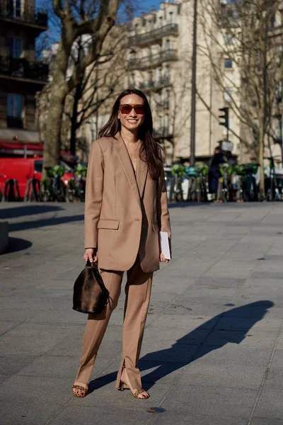 Uma Mulher Moda Roupa Elegante Retratada Rua Durante Queda Paris — Fotografia de Stock