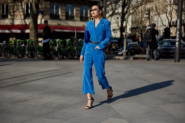 Şık Kıyafet Trendy Bir Kadında Sokakta Sırasında Paris Moda Hafta — Stok fotoğraf