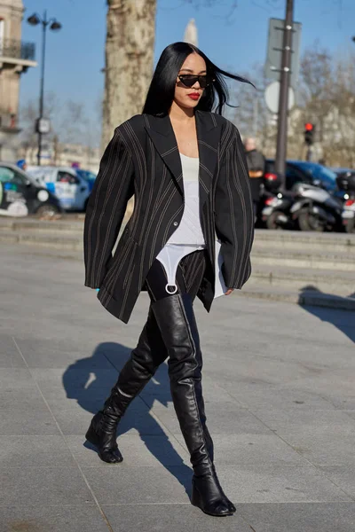 Trendy Woman Fashionable Outfit Pictured Street Paris Fashion Week Fall — Stock Photo, Image