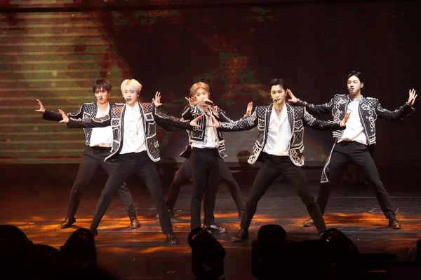 Les Membres Boys Group Sud Coréen Astro Produisent Lors Concert — Photo