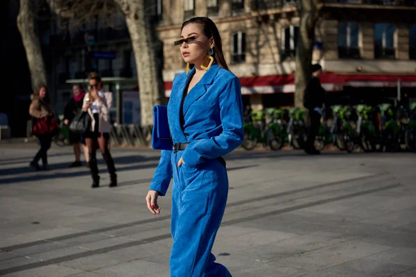 Şık Kıyafet Trendy Bir Kadında Sokakta Sırasında Paris Moda Hafta — Stok fotoğraf