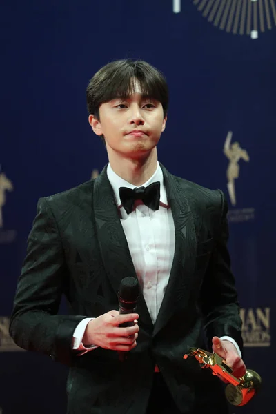 Южнокорейский Актер Пак Чжун Позирует Своим Трофеем После Победы Afa — стоковое фото