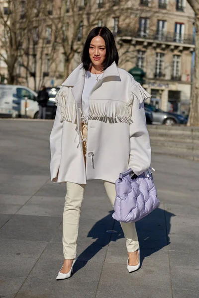 Una Mujer Moda Traje Moda Representa Calle Durante Semana Moda — Foto de Stock