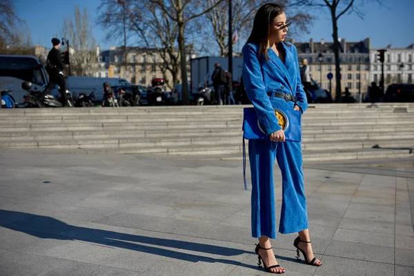 Una Mujer Moda Traje Moda Representa Calle Durante Semana Moda — Foto de Stock