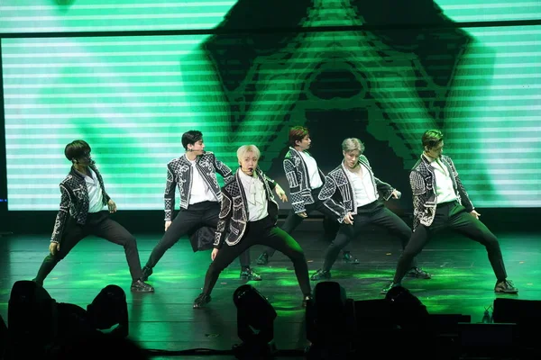 Les Membres Boys Group Sud Coréen Astro Produisent Lors Concert — Photo