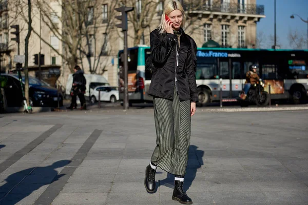 Una Mujer Moda Traje Moda Representa Calle Durante Semana Moda — Foto de Stock