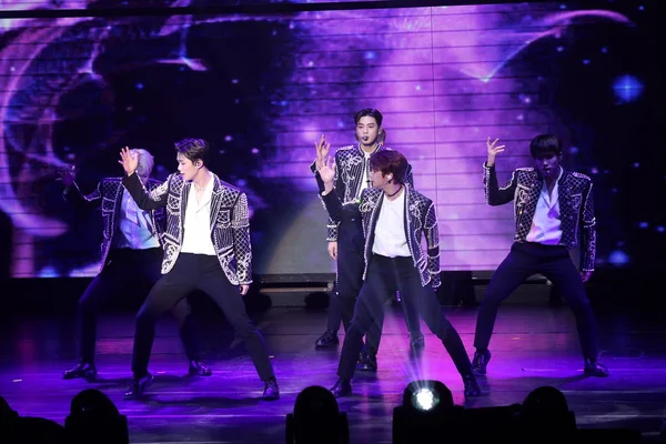 Les Membres Boys Group Sud Coréen Astro Produisent Lors Concert — Photo