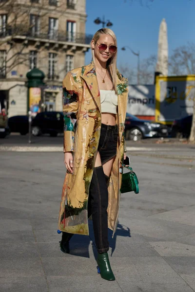 Uma Mulher Moda Roupa Elegante Retratada Rua Durante Queda Paris — Fotografia de Stock