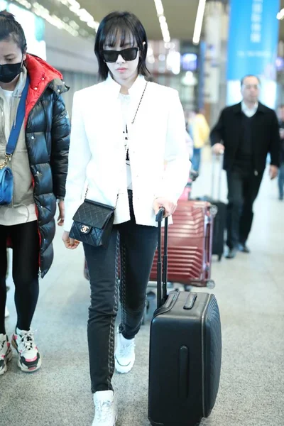 Chinese Singer Actress Victoria Song Song Qian Arrives Beijing Capital — Zdjęcie stockowe