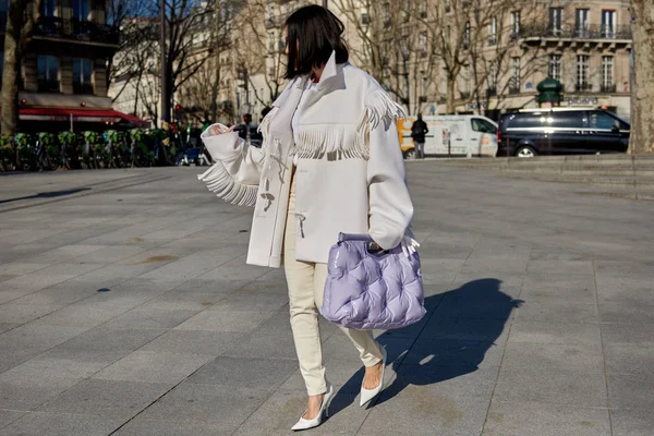 Trendig Kvinna Fashionabla Outfit Avbildas Gatan Den Paris Mode Vecka — Stockfoto