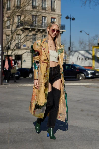 Uma Mulher Moda Roupa Elegante Retratada Rua Durante Queda Paris — Fotografia de Stock