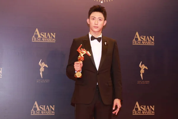 Actor Chino Huang Jingyu Posa Con Trofeo Después Ganar Premio — Foto de Stock