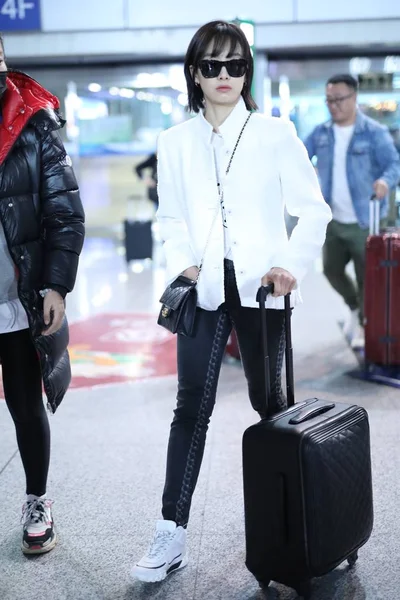 Chinese Singer Actress Victoria Song Song Qian Arrives Beijing Capital — Zdjęcie stockowe