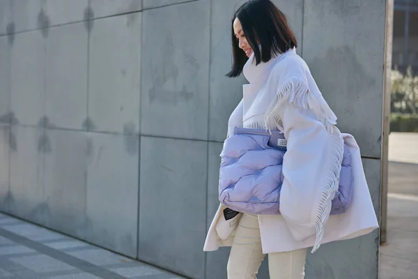 Eine Trendige Frau Modischen Outfit Auf Der Straße Während Der — Stockfoto