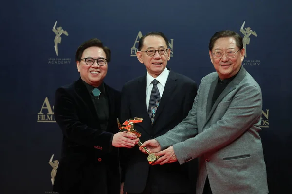 アルバート ヨン会長の天皇グループは と共にポーズをとる彼のトロフィー受賞 2018年最高収益アジア映画賞 香港の第 回アジア映画賞中に 2019 — ストック写真