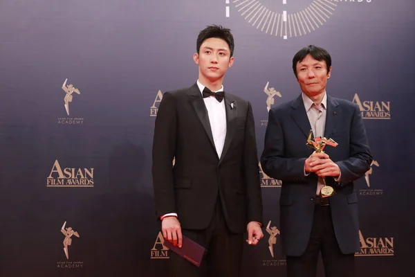 Attore Cinese Huang Jingyu Posa Con Suo Trofeo Dopo Aver — Foto Stock