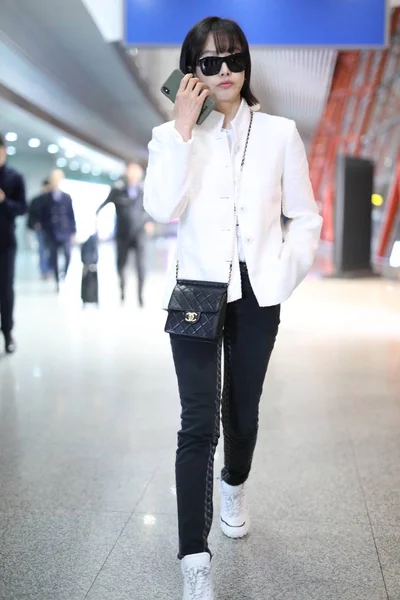 Chinese Singer Actress Victoria Song Song Qian Arrives Beijing Capital — Zdjęcie stockowe
