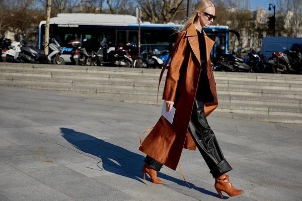 Trendig Kvinna Fashionabla Outfit Avbildas Gatan Den Paris Mode Vecka — Stockfoto