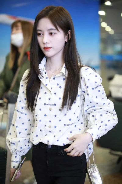 Chinese Actrice Zangeres Jingyi Aankomt Een Luchthaven Shanghai China Maart — Stockfoto