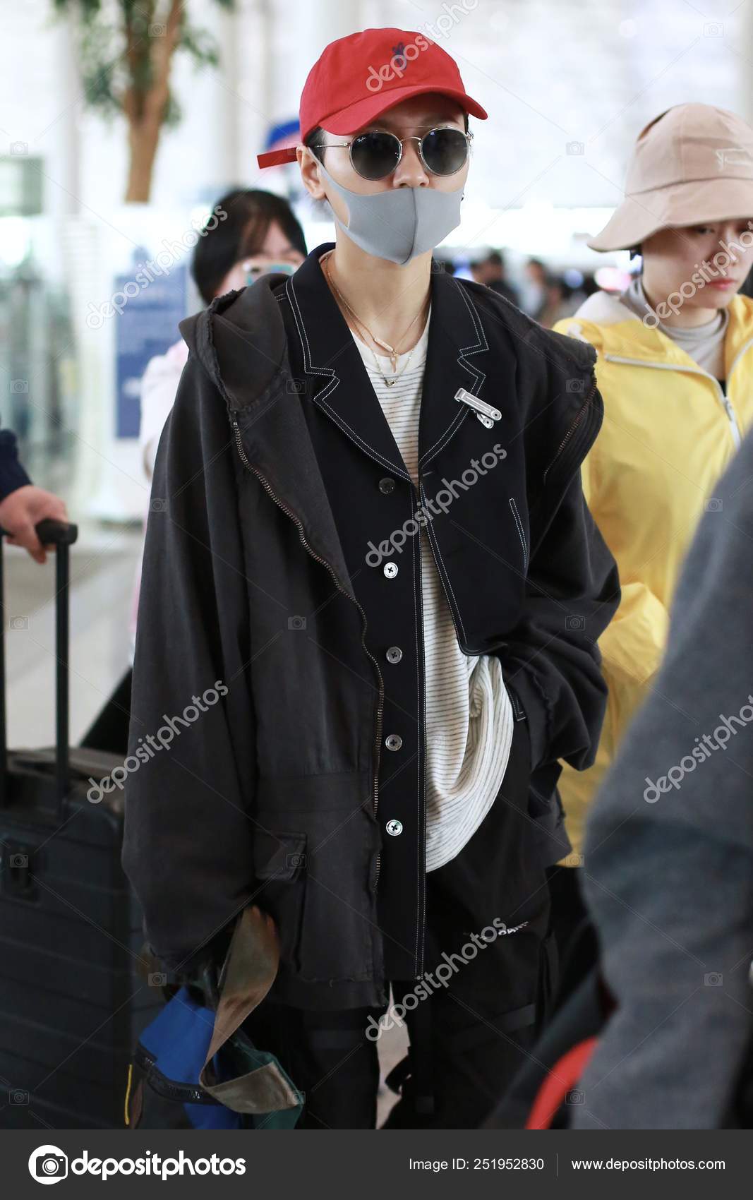 Chinese Singer Bibi Zhou Bichang Arrives Beijing Capital International ...