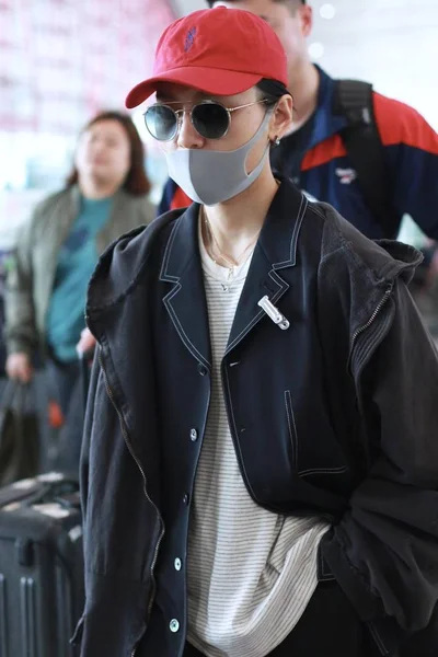 Κινεζικό Τραγουδιστή Bibi Zhou Bichang Φτάνει Στην Διεθνές Αεροδρόμιο Του — Φωτογραφία Αρχείου