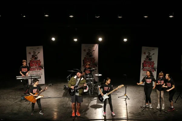 2019年3月20日在中国北京北京天桥表演艺术中心举行的音乐剧 摇滚学校 — 图库照片