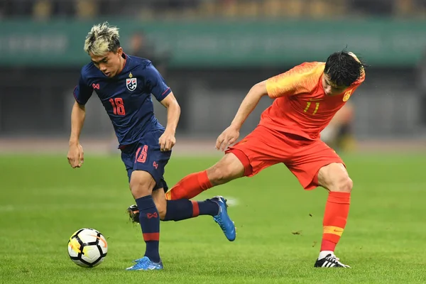 Chanathip Songkrasin Left Thailand National Men Football Team Dribbles Hao — Stock Photo, Image