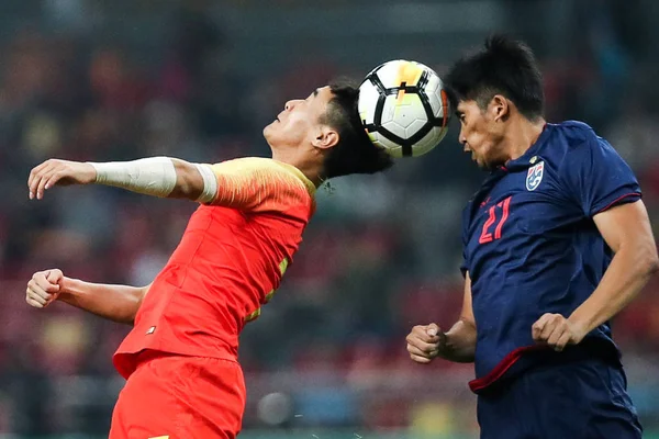 Nattapon Malapun Derecha Selección Fútbol Masculino Tailandia Encabeza Pelota Contra —  Fotos de Stock