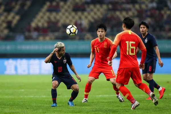 Chanathip Songkrasin Left Thailand National Men Football Team Dribbles Chinese — Stock Photo, Image