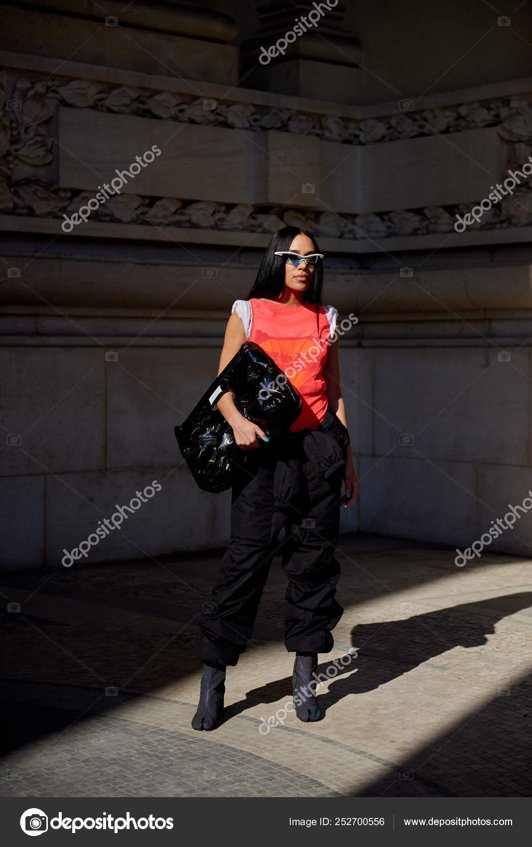 Una Mujer Moda Posa Para Fotos Callejeras Durante Semana Moda Foto editorial de stock 252700556 ChinaImages