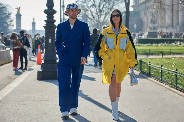 Een Trendy Vrouw Poseert Voor Straat Snaps Tijdens Paris Fashion — Stockfoto