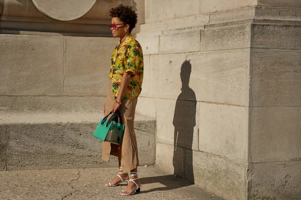 Trendig Kvinna Poserar För Gatan Snaps Paris Fashion Veckan Kvinnor — Stockfoto