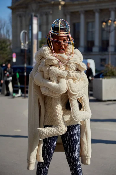 Eine Trendige Frau Posiert Für Street Snap Während Der Pariser — Stockfoto