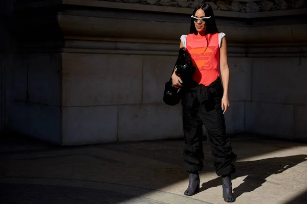 Una Mujer Moda Posa Para Fotos Callejeras Durante Semana Moda — Foto de Stock