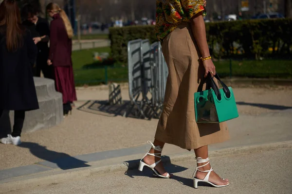 Trendig Kvinna Poserar För Gatan Snaps Paris Fashion Veckan Kvinnor — Stockfoto