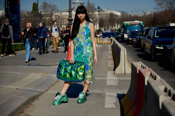 2019年2月27日 在法国巴黎举行的巴黎时装周上 一位时髦的妇女穿着秋冬 2020 街的抢购服装 — 图库照片