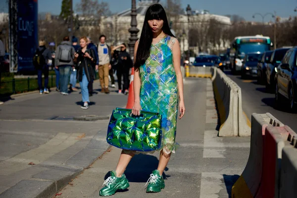 Trendig Kvinna Poserar För Gatan Snaps Paris Fashion Veckan Kvinnor — Stockfoto