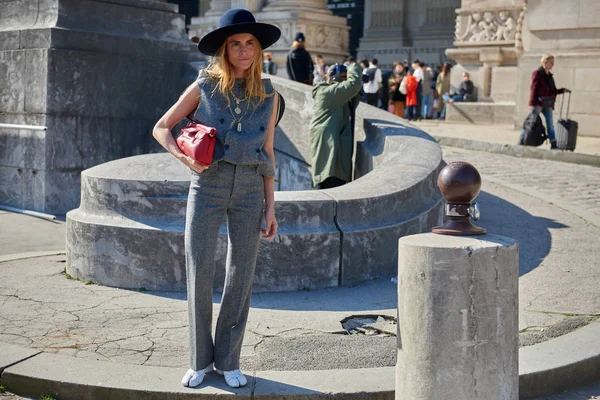 Trendy Woman Poses Street Snaps Paris Fashion Week Women Wear — стоковое фото