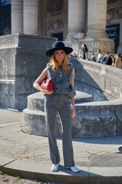 Een Trendy Vrouw Poseert Voor Straat Snaps Tijdens Paris Fashion — Stockfoto