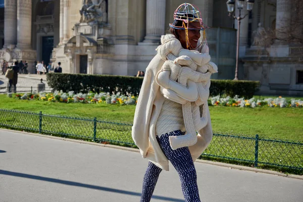 Een Trendy Vrouw Poseert Voor Straat Snaps Tijdens Paris Fashion — Stockfoto