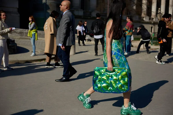 Trendig Kvinna Poserar För Gatan Snaps Paris Fashion Veckan Kvinnor — Stockfoto