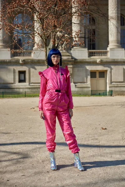 2019年2月27日 在法国巴黎举行的巴黎时装周上 一位时髦的妇女穿着秋冬 2020 街的抢购服装 — 图库照片