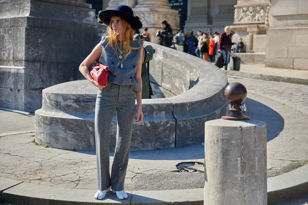 Eine Trendige Frau Posiert Für Street Snap Während Der Pariser — Stockfoto