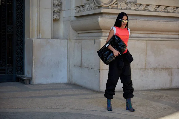 Trendy Woman Poses Street Snaps Paris Fashion Week Women Wear — стоковое фото